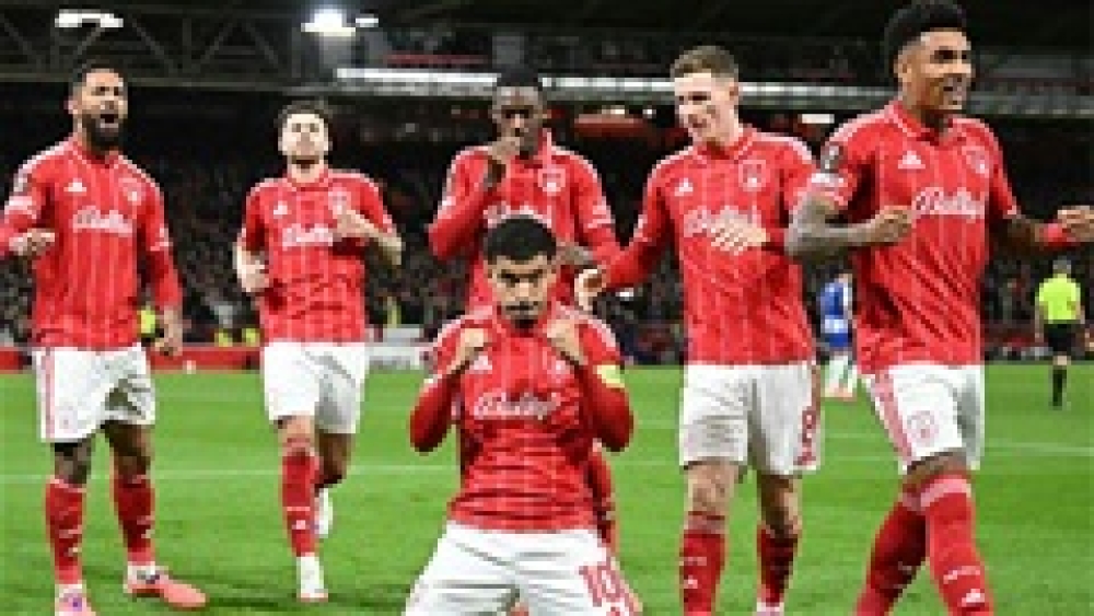 Nottingham Forest giành chiến thắng lịch sử sau 29 năm, Roma, Aston Villa cùng thua sốc